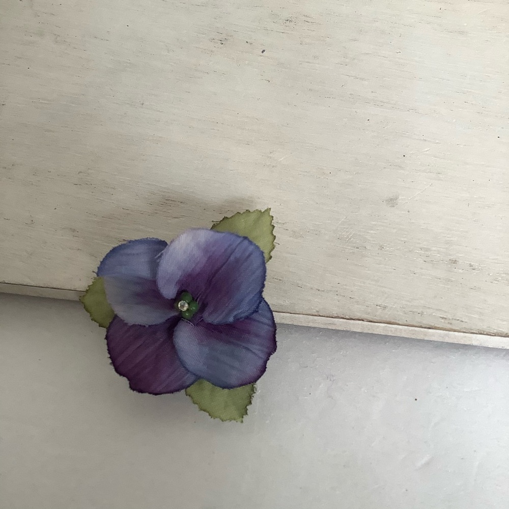 ALI & KHAN NEW YORK  FLOWER PIN - Picture 2 of 3